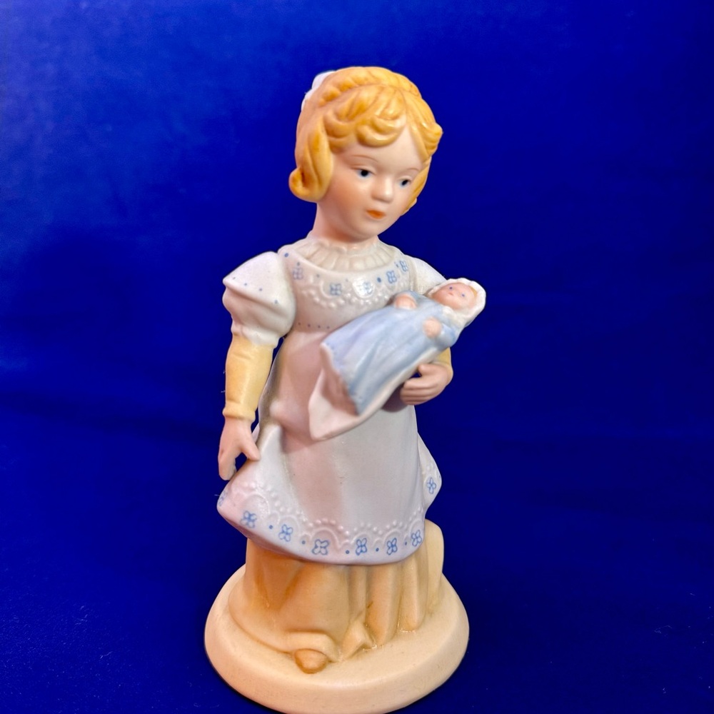 Vintage 1981 Avon "A Mother’s Love" Porcelain Figurine - Mint Condition
